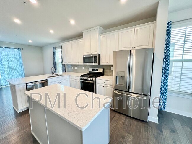 Building Photo - 240 Parkwood Ave