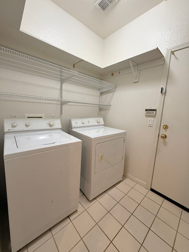 Building Photo - Beautiful 3bd/2ba Natomas Home with 2 Car Garage!