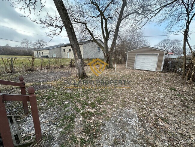 Building Photo - $500 OFF MOVE IN COSTS! MUST SEE UNITS! Close to Bethel Park, Updated 3 Bedroom/1 Bathroom with D...