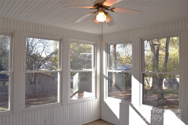 Building Photo - 320 W Stewart Ave