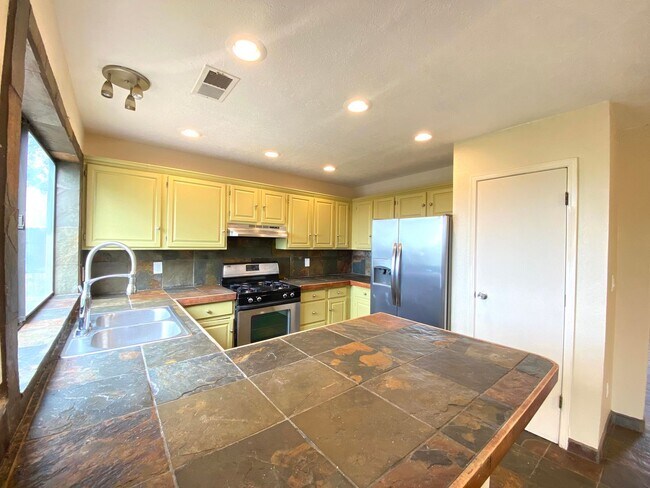 Building Photo - Spacious Home in Vista Primera