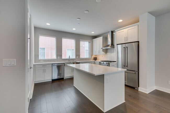 Building Photo - *Beautiful Modern 3 Bed Kirkland Townhome Available Now!*