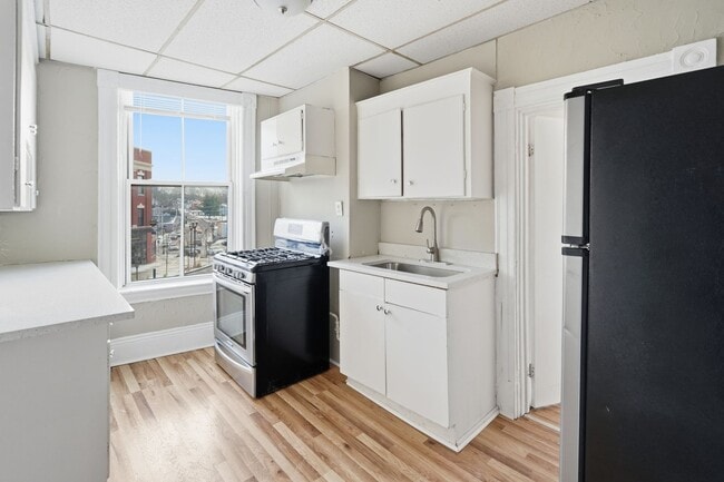 Building Photo - Your Hudson Home Awaits – 2 Bedrooms, Free Application, Pet Friendly