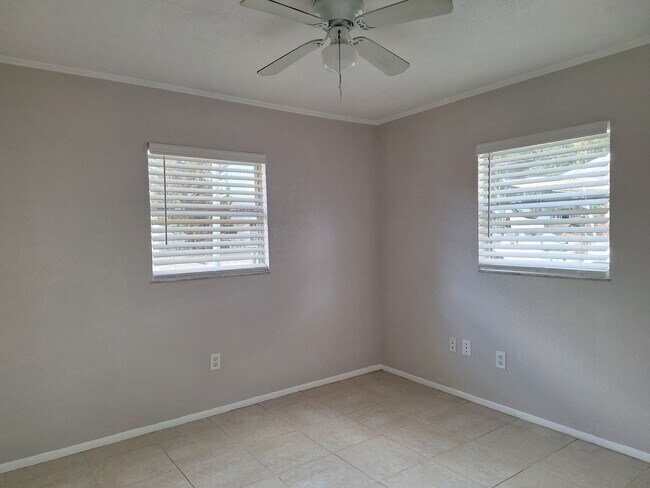 Building Photo - 3BR 2BA 1 Car Garage, Edgewater