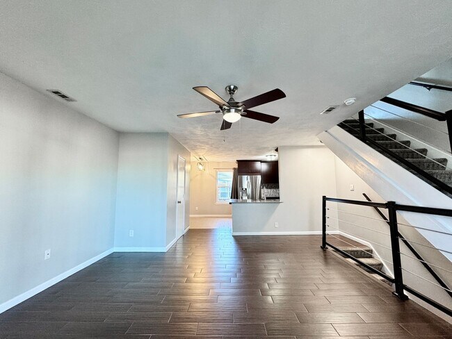 Building Photo - Freshly painted & Available NOW! Tri-Level...