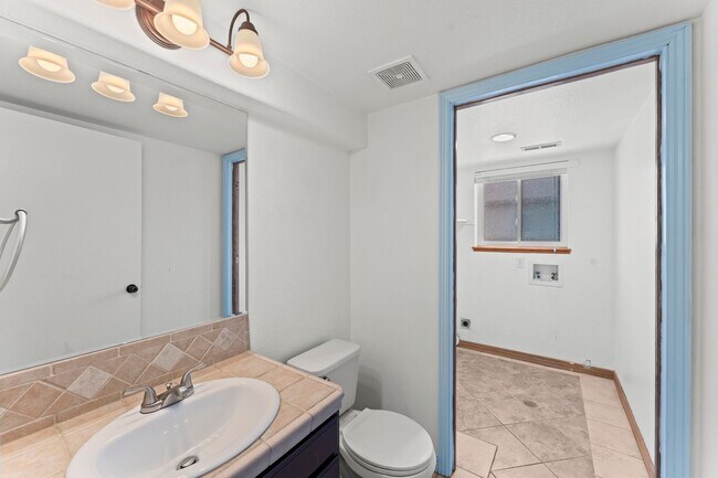 Building Photo - Beautiful 4 Bedroom Broadmoor Glen home - (D12 Schools)