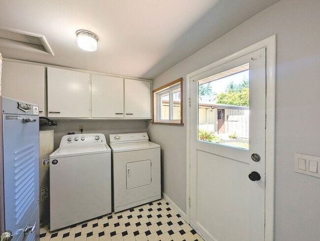 Building Photo - 3bd/.75ba Lynnwood Home