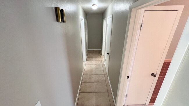 Building Photo - Lovely 3 Bedroom, 2 Bathroom Home in Melbo...