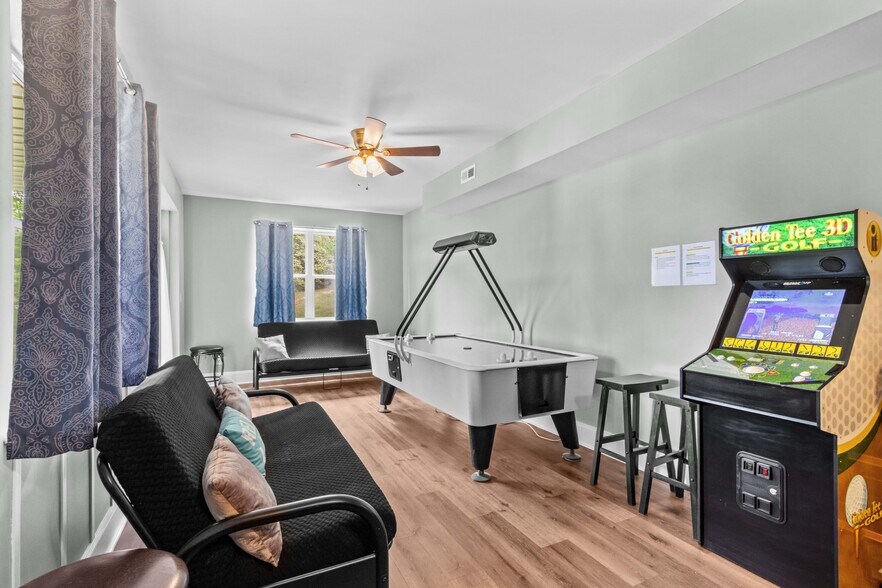 Building Photo - 7228 Lynbrook Cir
