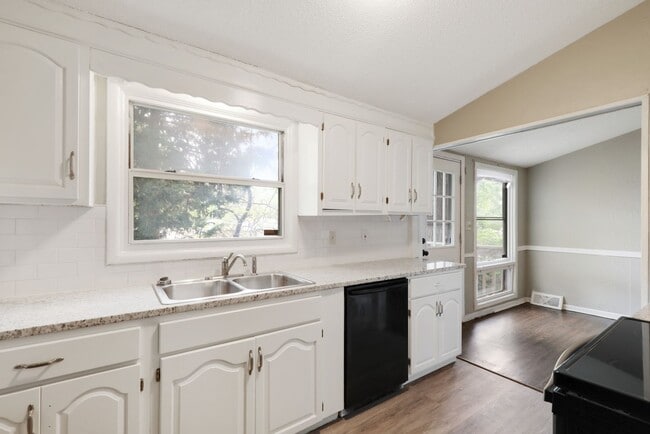 Building Photo - COMING SOON! 4 Bed 2 Bath Kansas City Home...
