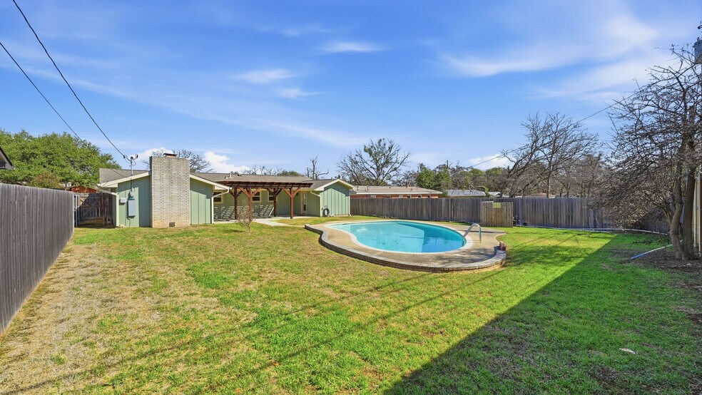 Building Photo - 1409 Highland Dr