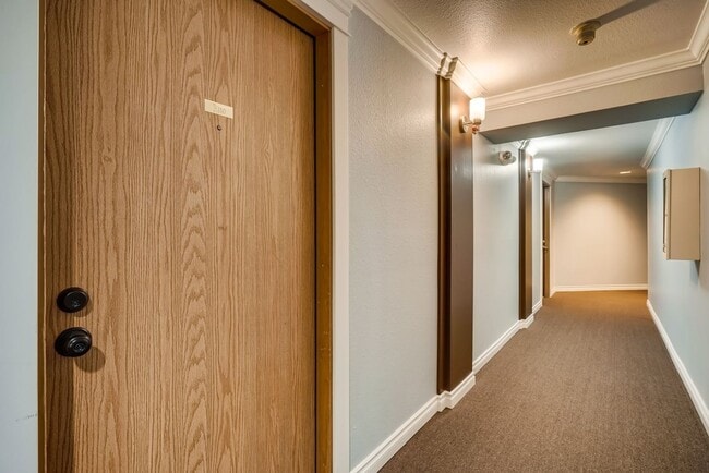 Building Photo - 2 Bedroom Corner Unit, excellent location!!