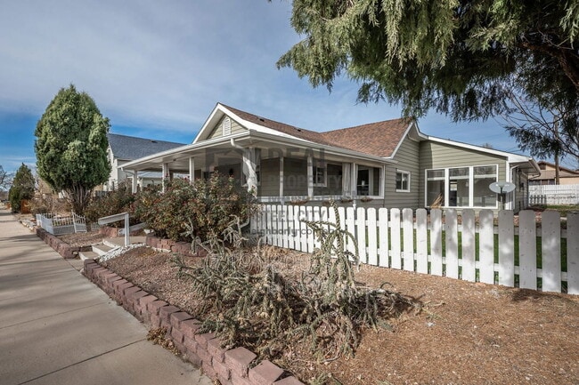 Building Photo - 903 W 15th St