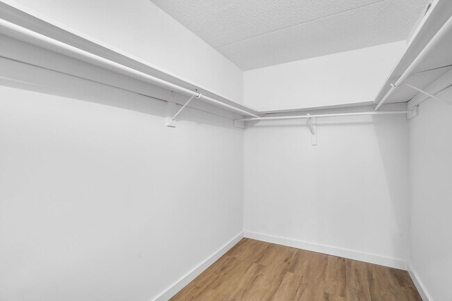 Building Photo - 1055 River Rd