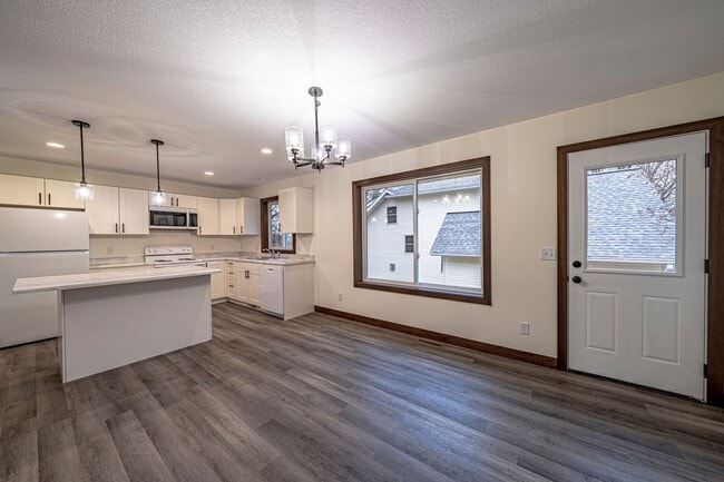 Building Photo - Brand New 5 Bedroom Duplex Unit!