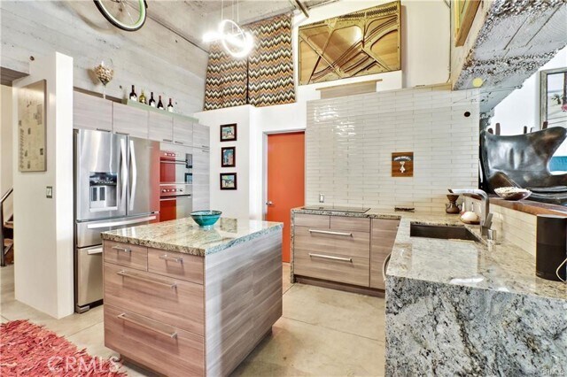 Building Photo - 100 W 5th St