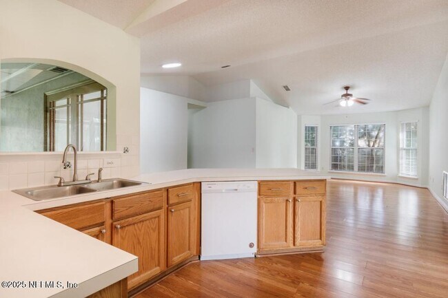 Building Photo - 2058 Forest Gate Dr E