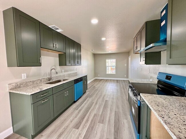 Building Photo - 1012 W 26th St