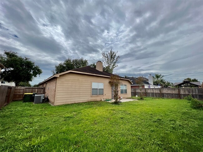Building Photo - 9803 Hallmark Ln