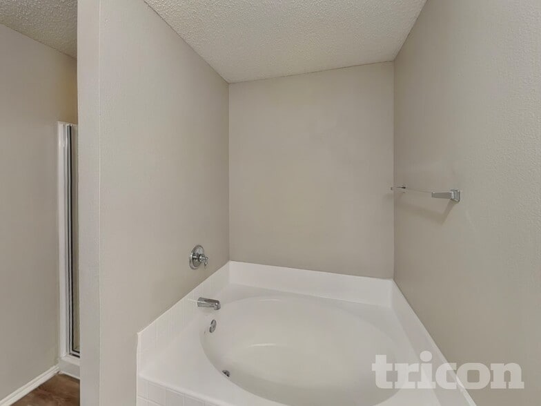 Building Photo - 210 Vivian Dr