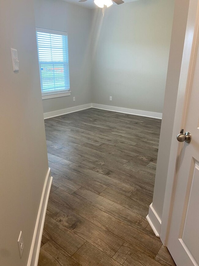 Building Photo - 3 Bedroom, 2 Bath Home in Valley View - PR...