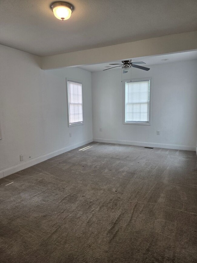 Building Photo - Lovely 3 Bedroom Home Available Now