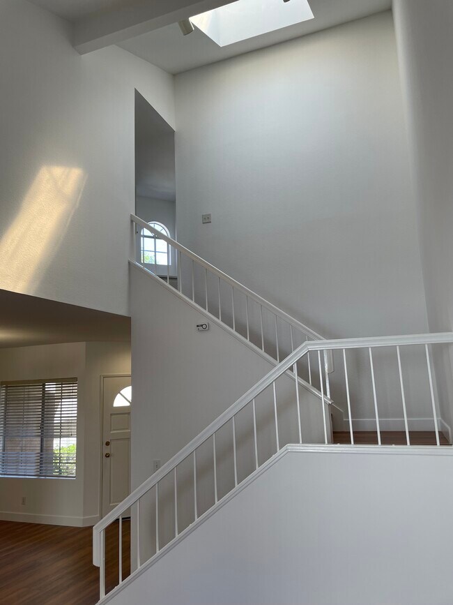 Building Photo - 6 Alcoba