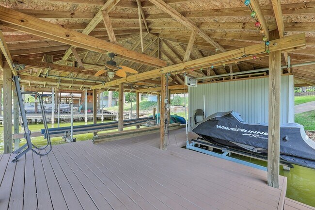 Building Photo - 270 Lake Grove Dr