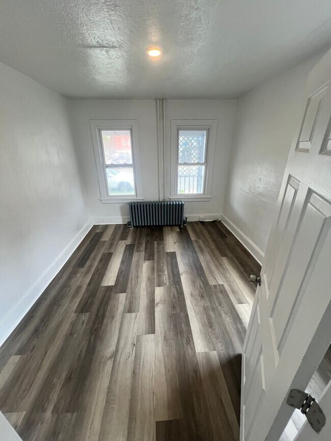 Building Photo - 4 bed 1 bath NEW RENO