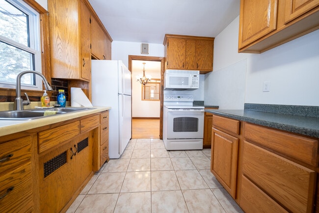 Building Photo - 22925 Oakdale Dr