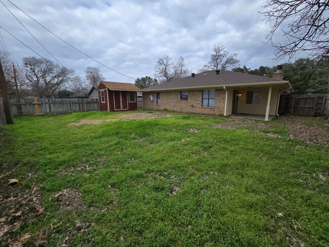 Building Photo - 3 bedroom 2 bathroom Southwood Valley Home