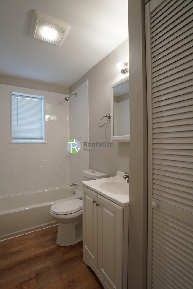 Building Photo - 965 Fellsway