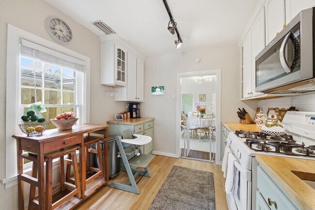 Building Photo - 117 S Palmway