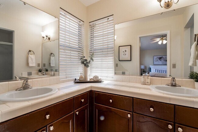 Building Photo - Beautiful 3 bedroom home in Clovis!