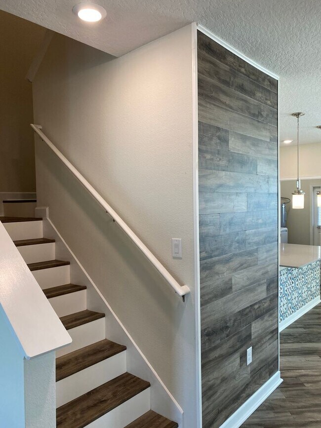 Building Photo - STOREY PARK - 3BR/2.5BA TOWNHOME WITH 2 CAR GARAGE