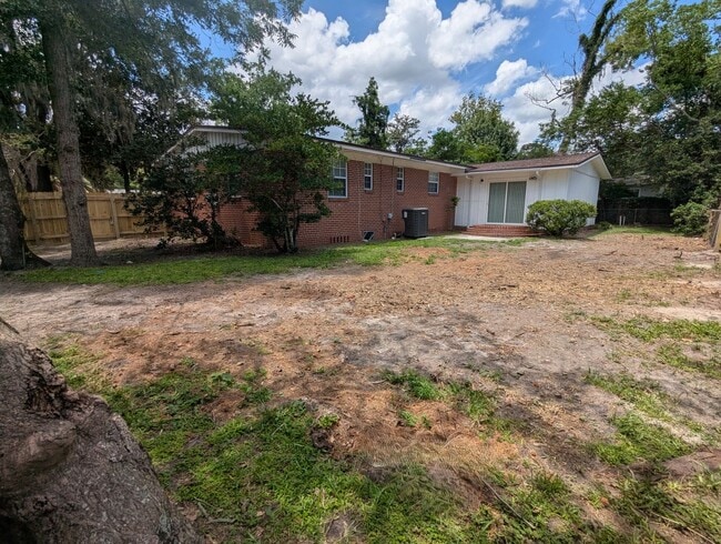 Building Photo - Adorable 3/2 with updated kitchen and full...