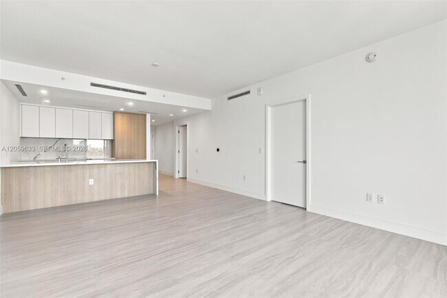 Building Photo - 2411 Laguna Cir