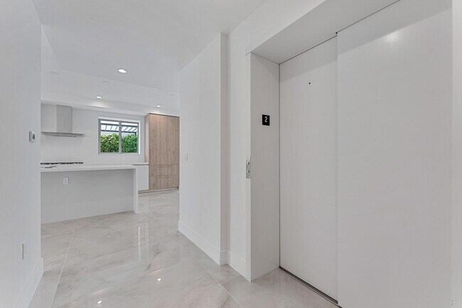 Building Photo - 485 E Royal Palm Rd