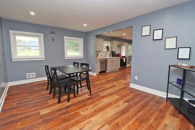 Building Photo - Forest Acres