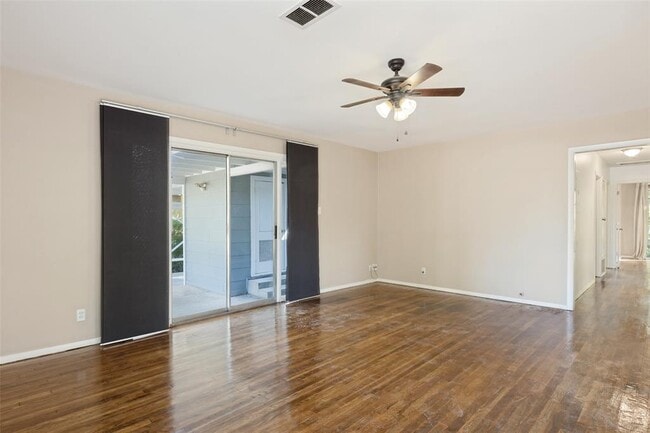 Building Photo - 1405 Broadmoor Dr