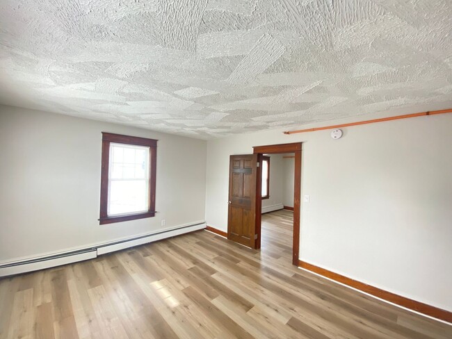 Building Photo - 125 N Main St