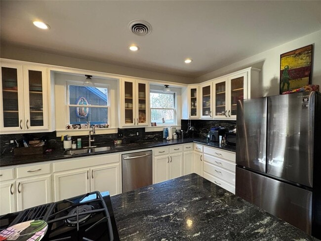 Building Photo - 807 Leonard St