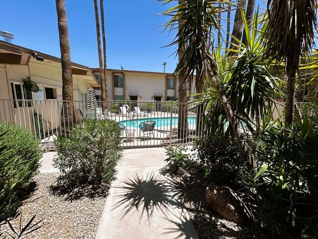 Building Photo - Prime Scottsdale Location! 2 bed 1.5 bath with community pool