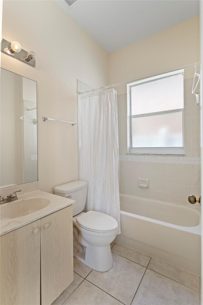 Building Photo - 2215 NW 76th Terrace