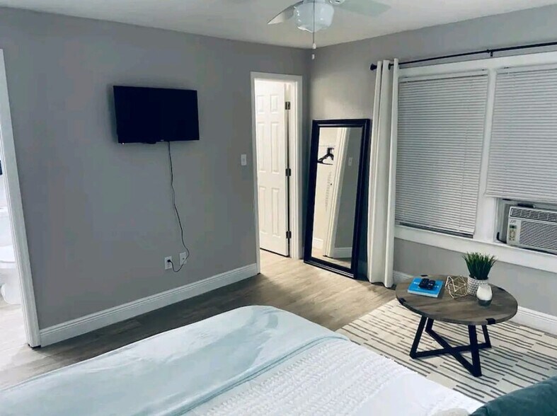 Building Photo - 921 W Penfield St