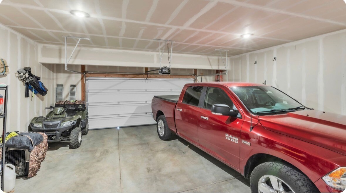 Garage - 45 E 970 N