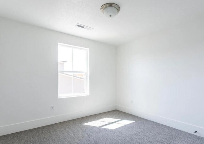 Building Photo - Stunning 3 Bedroom in Beautiful Desert Color Community