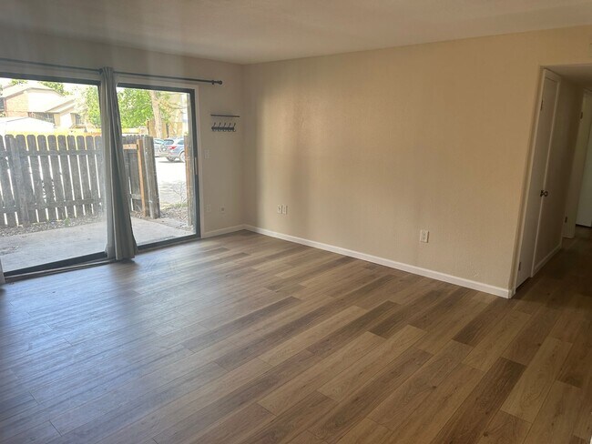 Building Photo - Clean 3 bedroom, 2 bathroom condo in Westm...