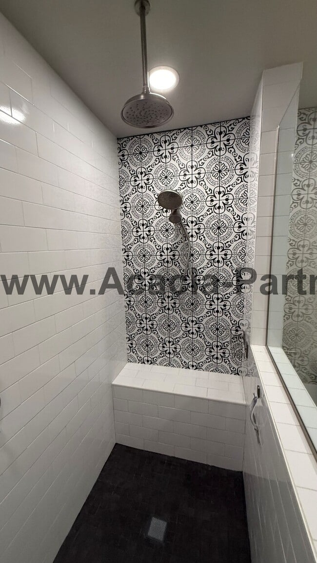 Building Photo - Three Bedroom Townhome