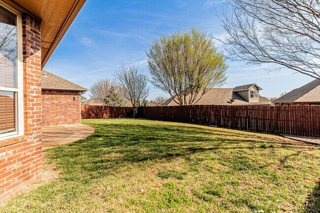 Building Photo - 4 Bed 3 Bath in Edmond!